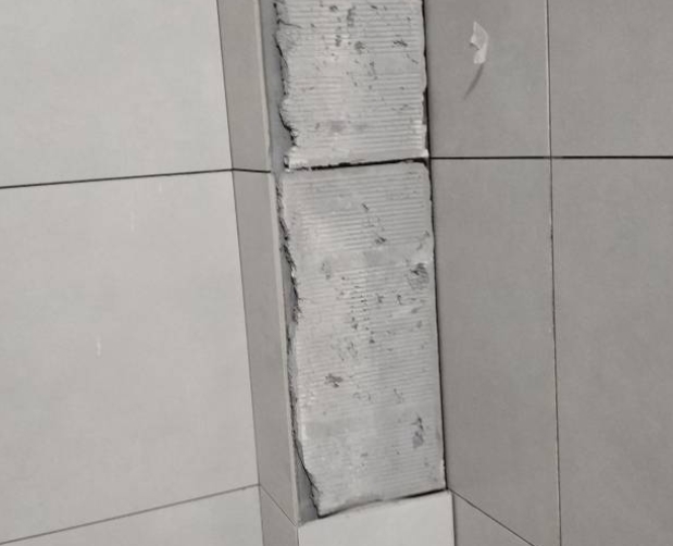 吐鲁番瓷砖空鼓维修公司分享下瓷砖施工前基层浇水润湿程度不足，可能导致以下问题