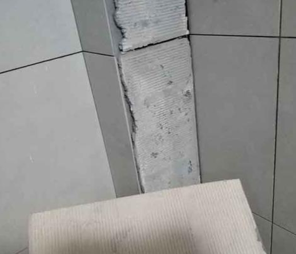 吐鲁番瓷砖空鼓维修公司分享下厨房瓷砖脱落的补救措施。